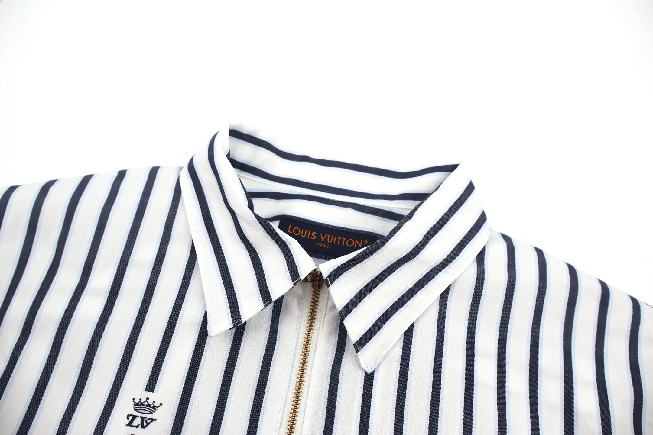 🅿️600 1v striped barrage zipper shirt This cotton shirt renews the classic silhouette with a zipper front, and adds a modern touch with a beaded zipper pull. The LV Crown Stripes pattern is woven using a thread-cutting jacquard technique, with a miniature version of the LV Crown logo interspersed between the stripes, adding a collegiate style to everyday looks. When French elegance meets American casualness, this striped jacket unlocks LV’s diverse style code. The classic vertical stripes reproduce retro accents, the metal zippers inject street vitality, and the exquisite logos all over the design are like luxury codes. The collision of blue and white outlines a casual and uninhibited gentleman's style. It breaks the boundary between "formal" and "casual" - a stylish man when commuting and a trend pioneer when going out on the street, turning the century-old LV craftsmanship into a universal style formula for contemporary men. Size:S-M-L